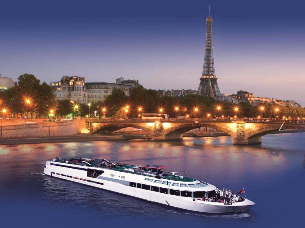 Le yacht VIP Paris s'offre 6 suites jacuzzi