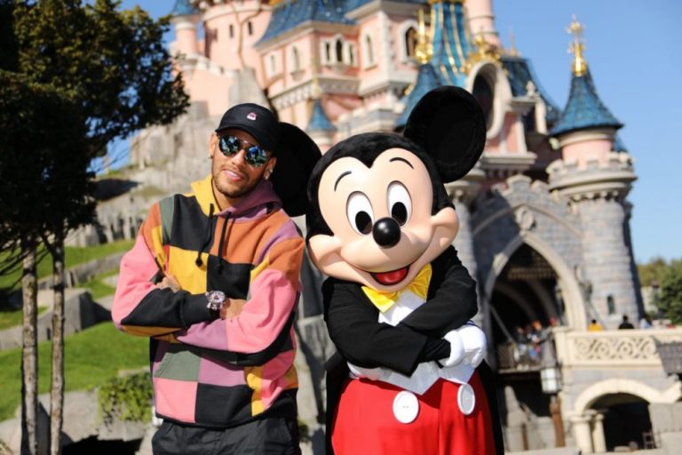 Neymar donne le coup d’envoi de la « Mickey 90 Mouse Party »