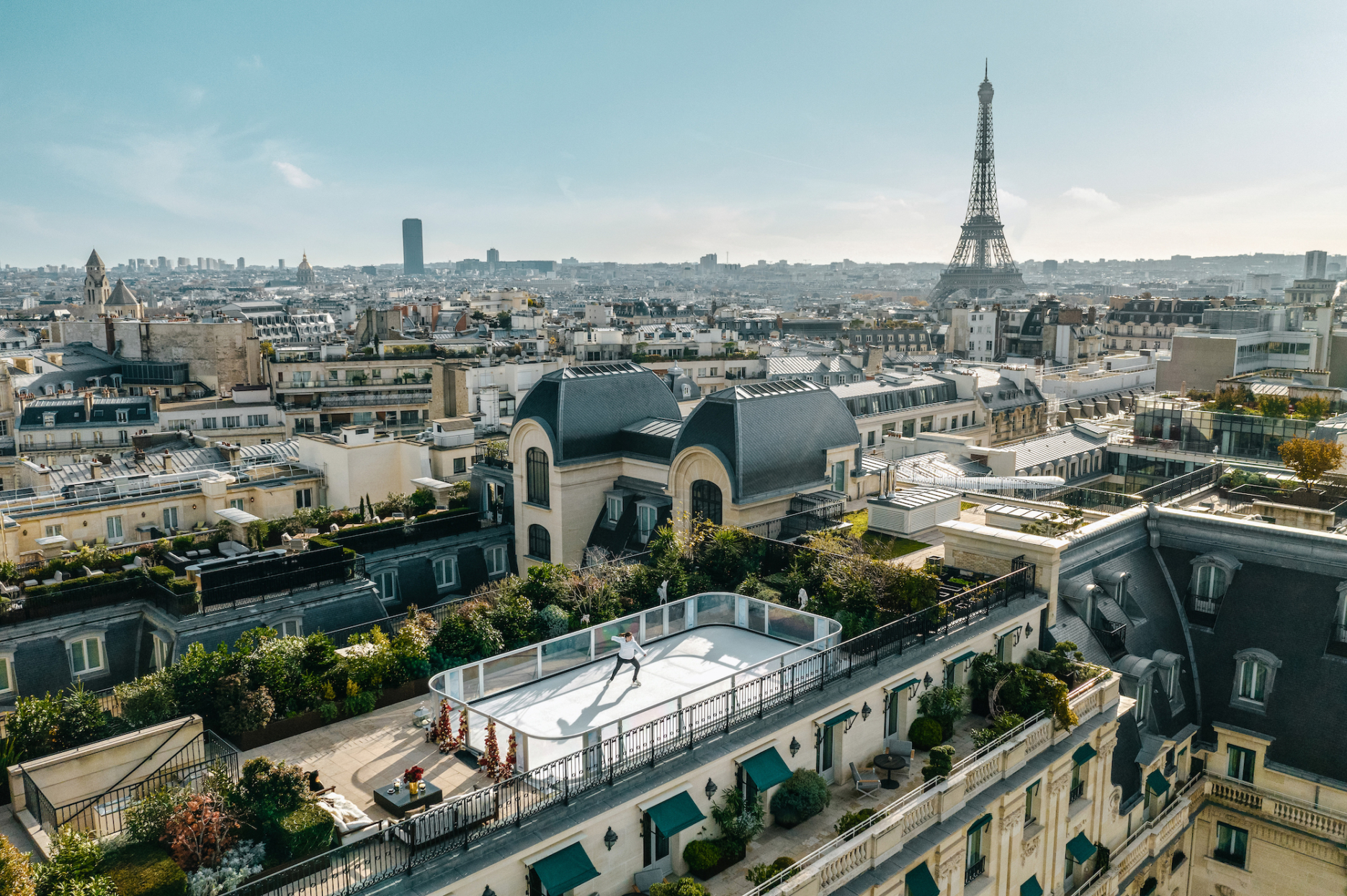 hôtel Peninsula Paris s'offre une patinoire sur les toits