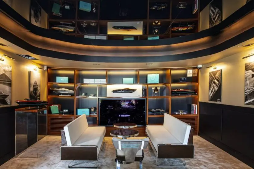 Riva accoste sur les bords de la Seine