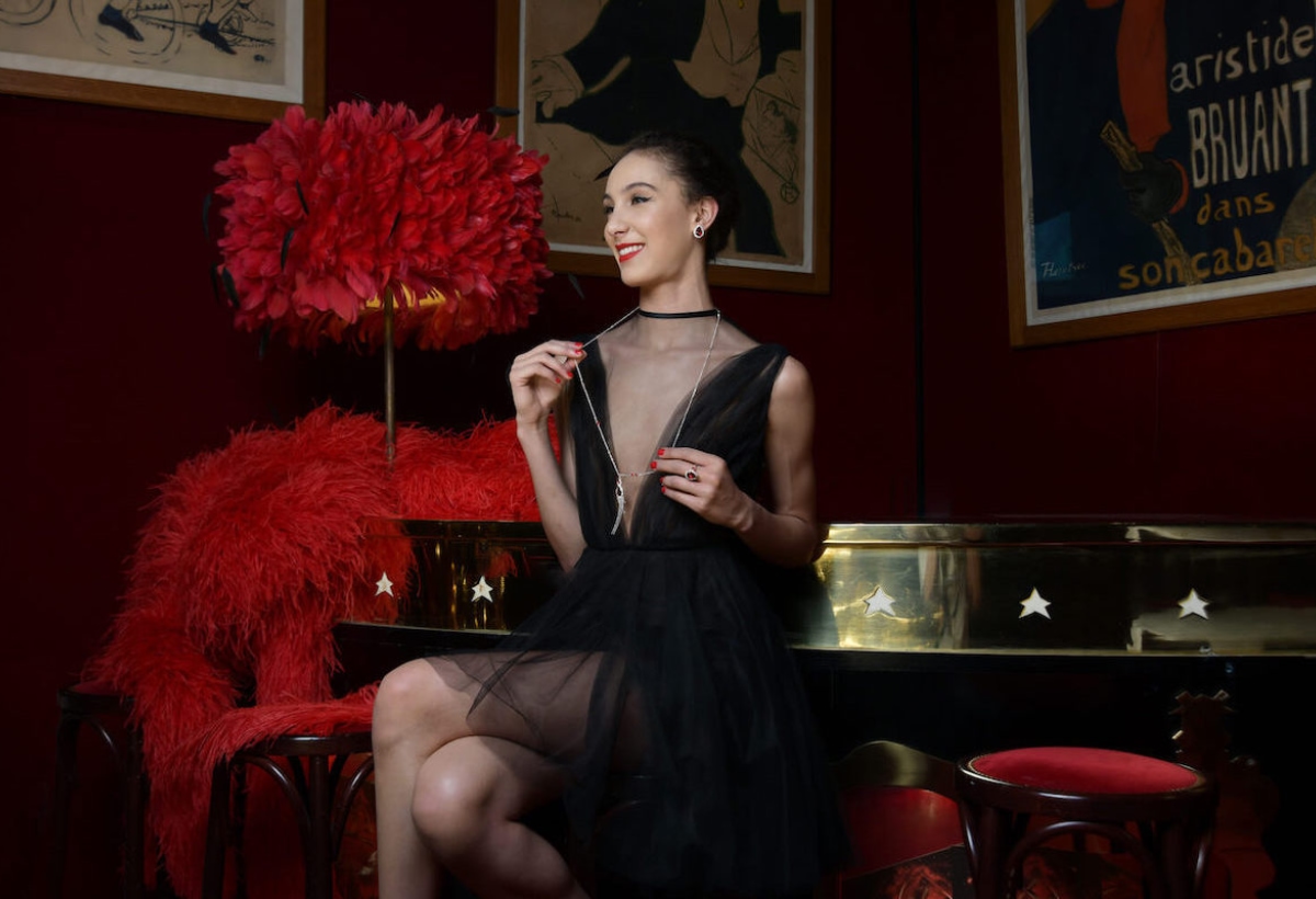 Moulin Rouge mannequin assise sur un tabouret