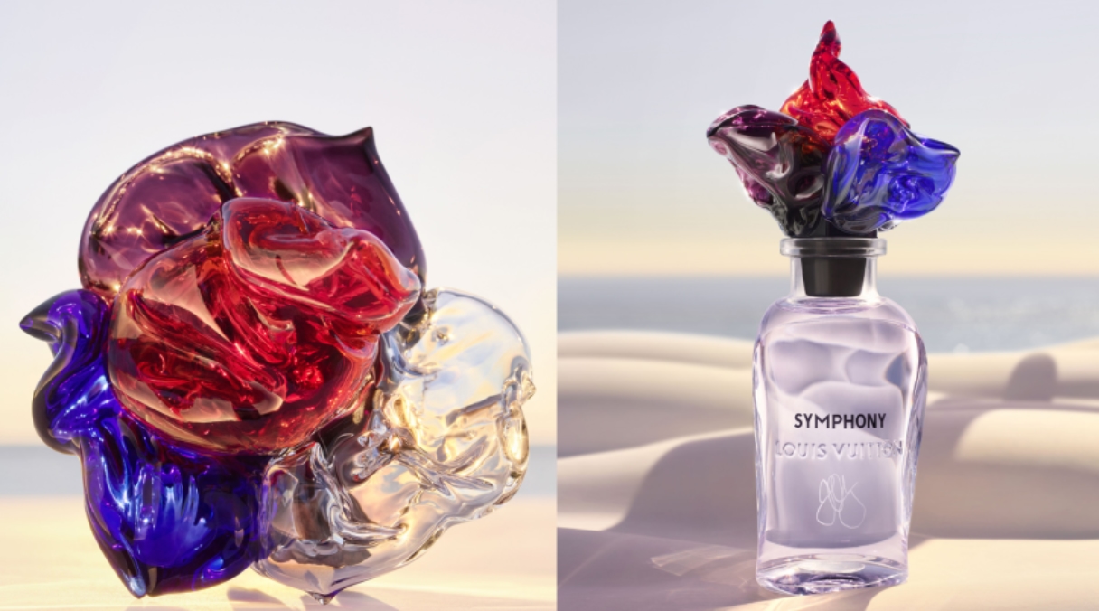 Un cabochon et un façon de Symphony, le nouveau parfum de Louis Vuitton, posés sur la plage