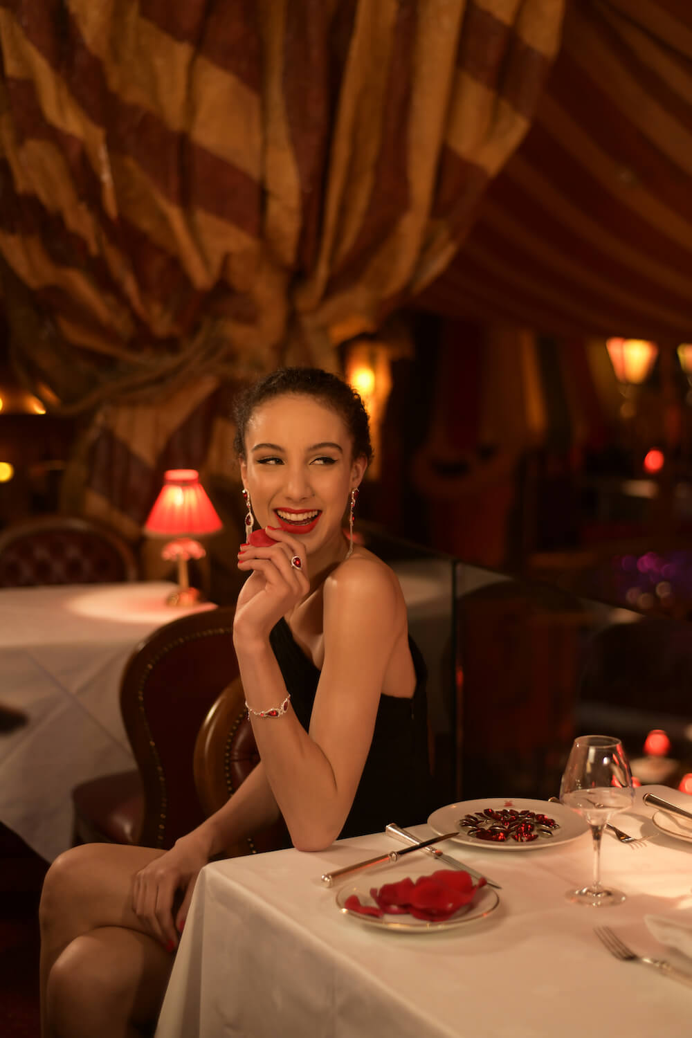 Moulin Rouge mannequin avec un bracelet