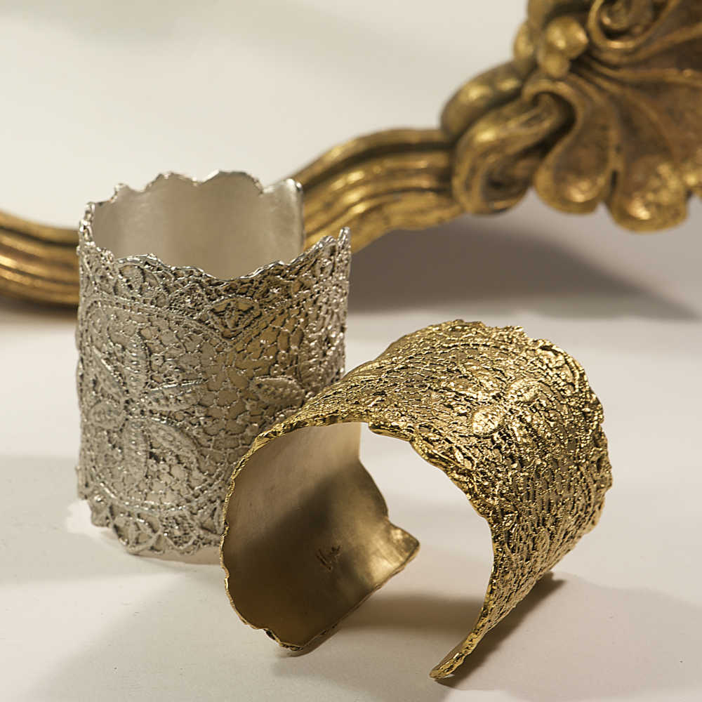 Deux bracelets manchette dorés aux motifs de dentelle