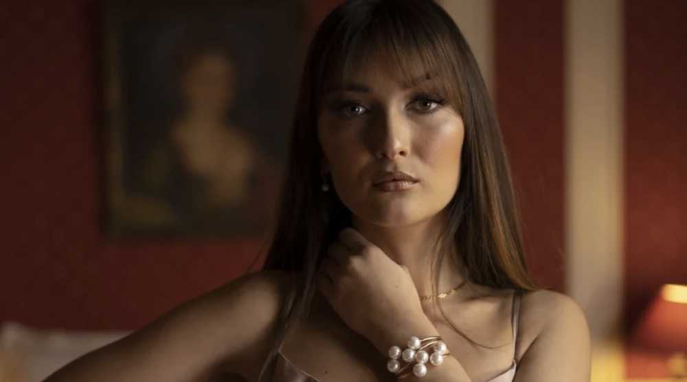 Femme en robe de soirée avec bracelet perles Perla Creation
