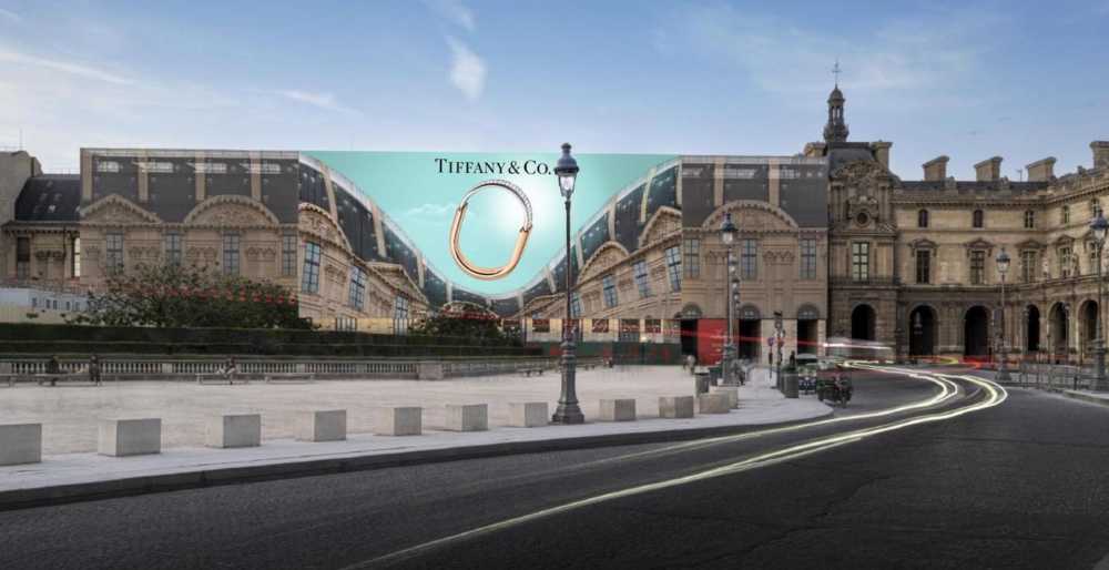 Tiffany & Co expose en XXL sur la Palais du Louvre le bracelet Lock