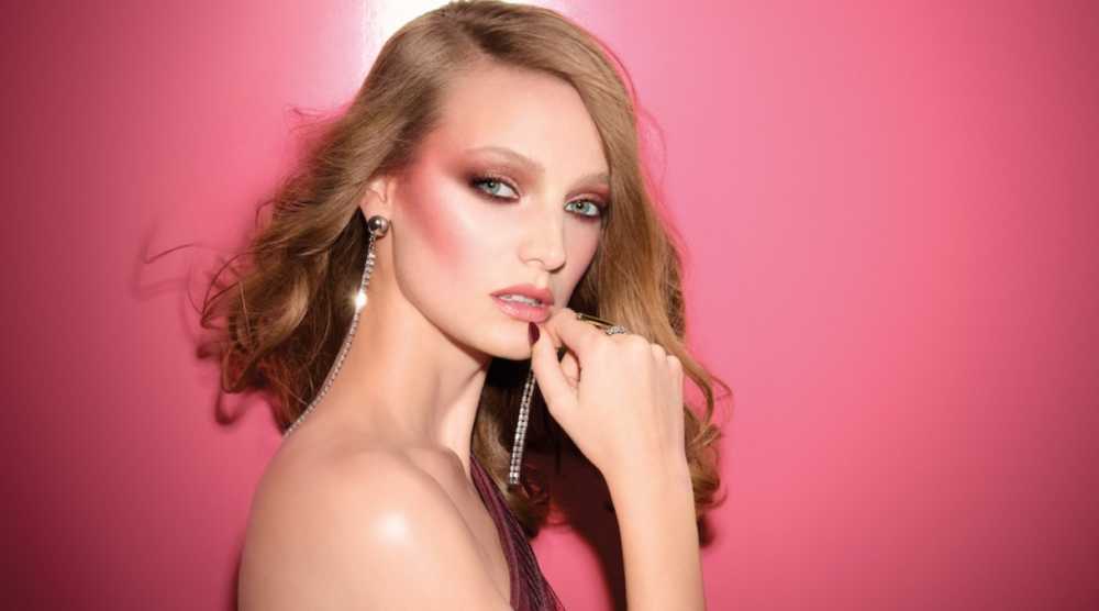 Un maquillage doré, satiné, pailleté pour l'été