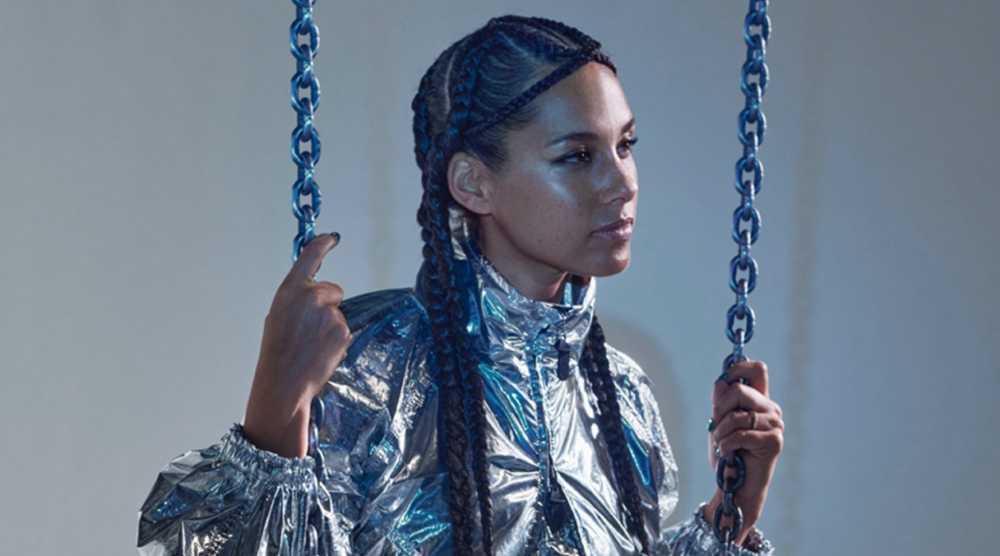 Alicia Keys sur une balançoire