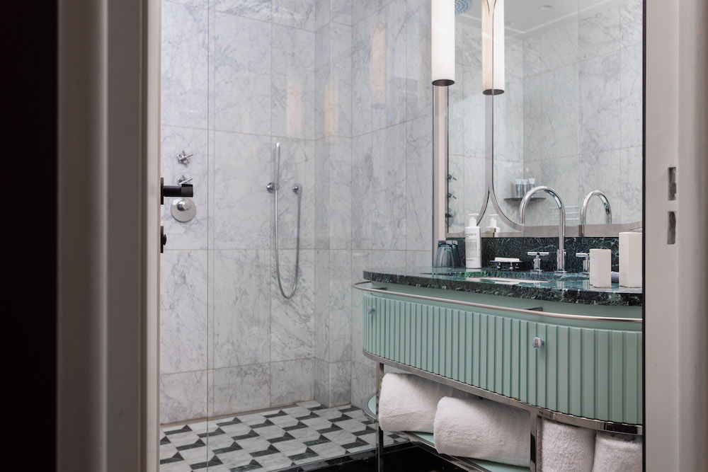 Cannes hôtel Mondrian salle de bain en marbre
