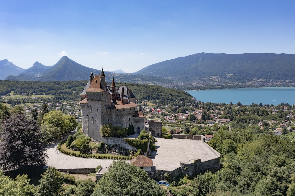 soleil automnal château de Menthon-saint-bernard