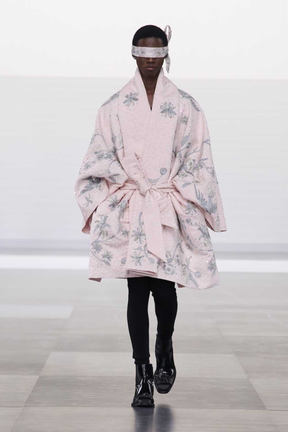 Dior collection hiver cape rose au look Pondichéry de haute couture Dior