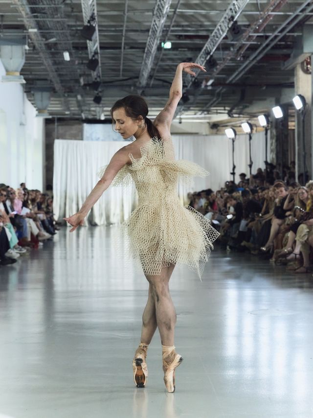 Katja Khaniukova ballerine ouverture défilé Lever Couture