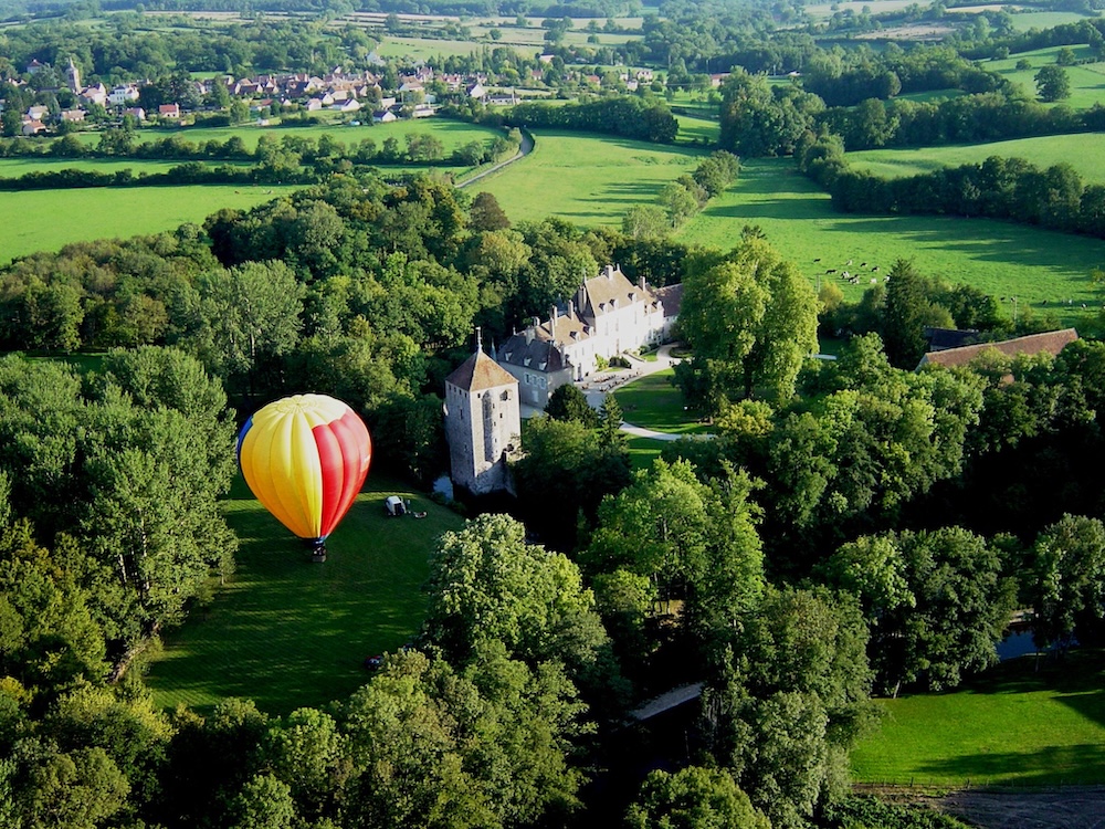 Château de Vault-de-Lugny montgolfière