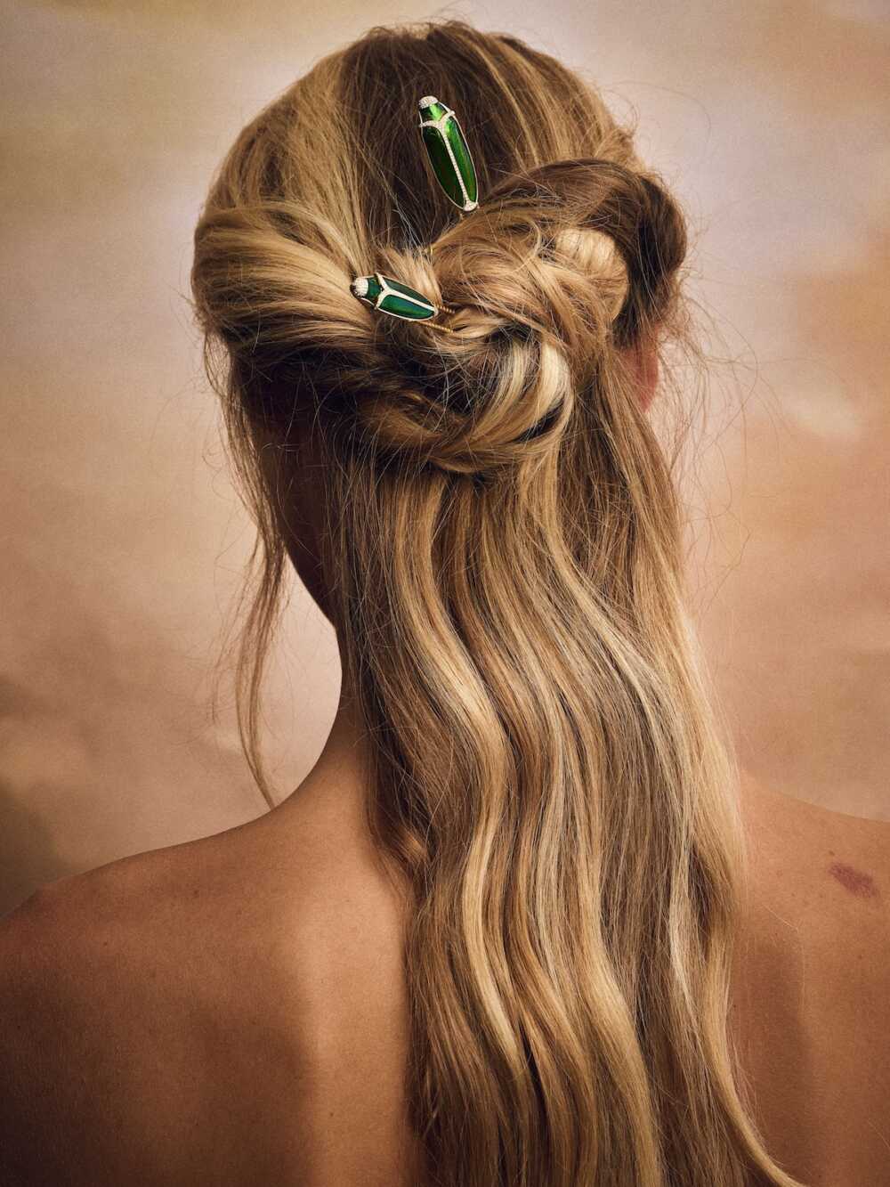 Femme et épinglettes