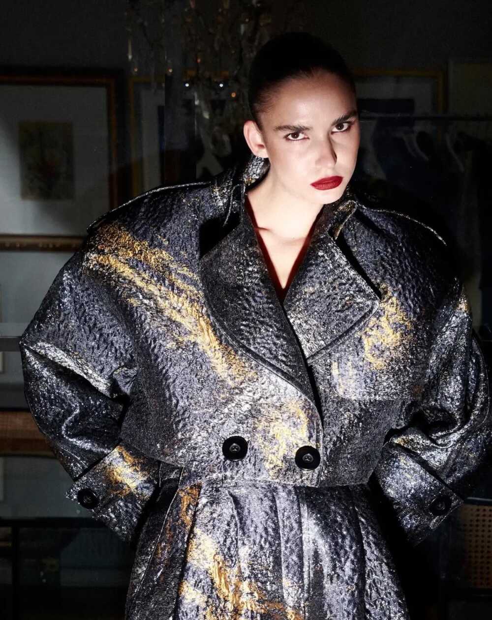 Octavio Pizarro ensemble trench court et pantalon