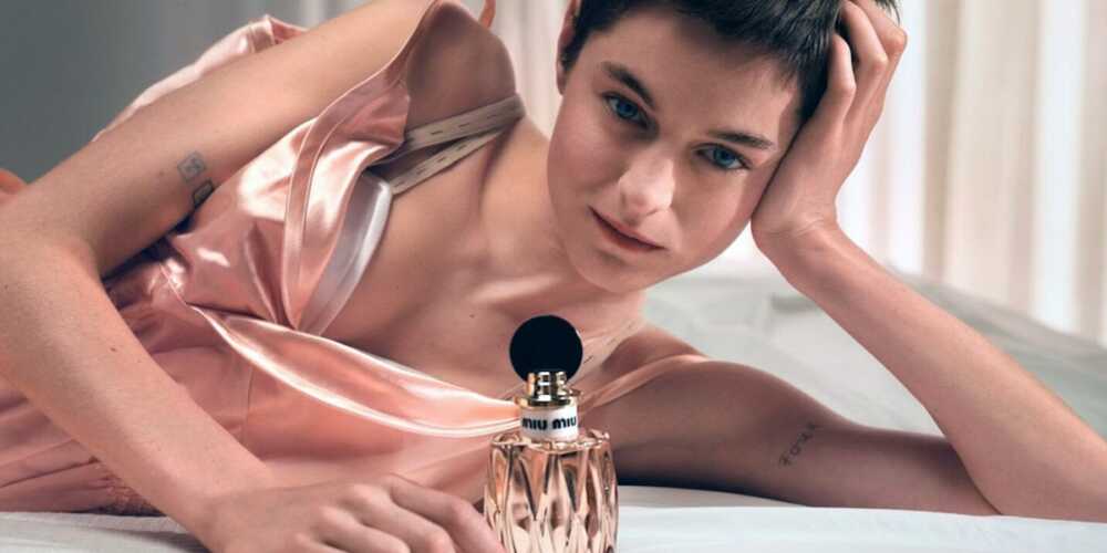 Miutine Intense et son égérie Emma Corrin