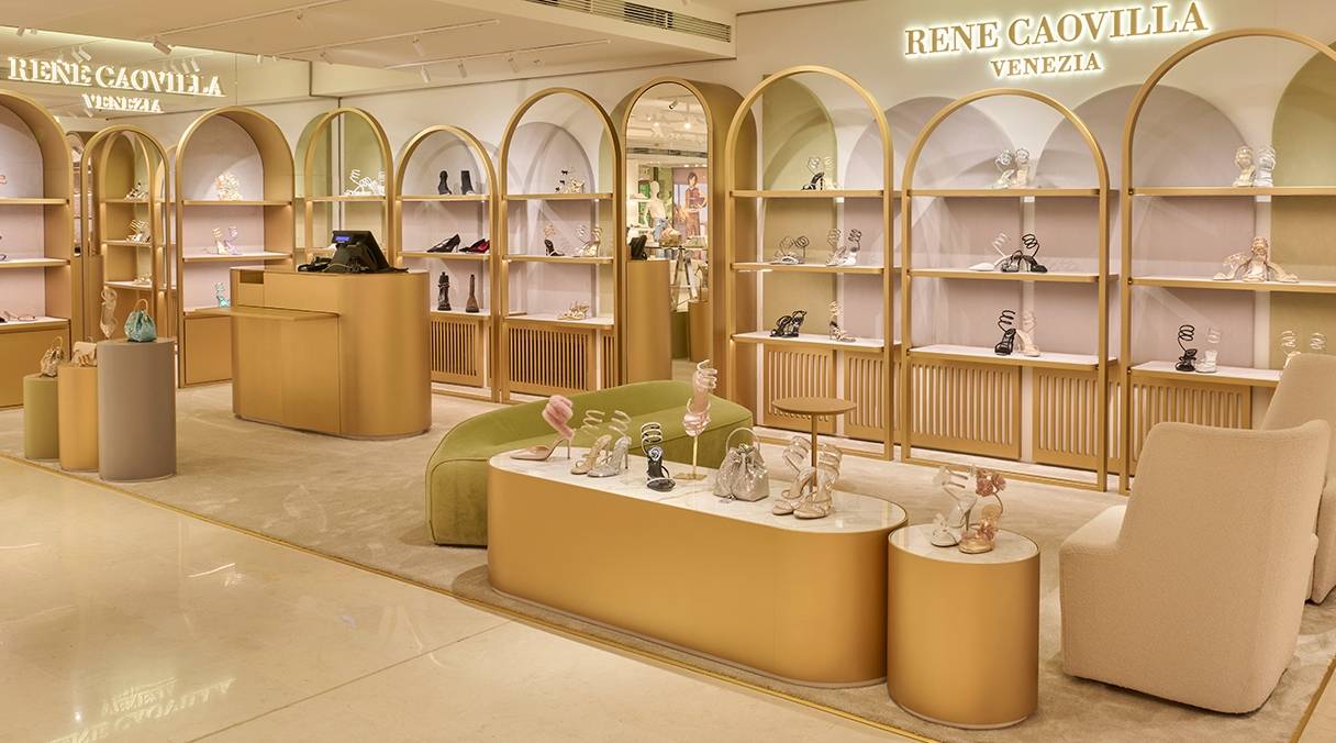 Rene Caovilla pose ses souliers au Printemps Haussmann
