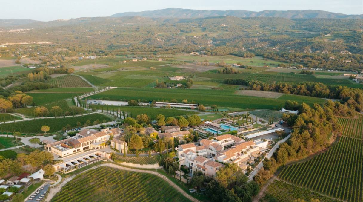 Vivre l&rsquo;été indien à Coquillade Provence, le resort qui cultive l’art de recevoir